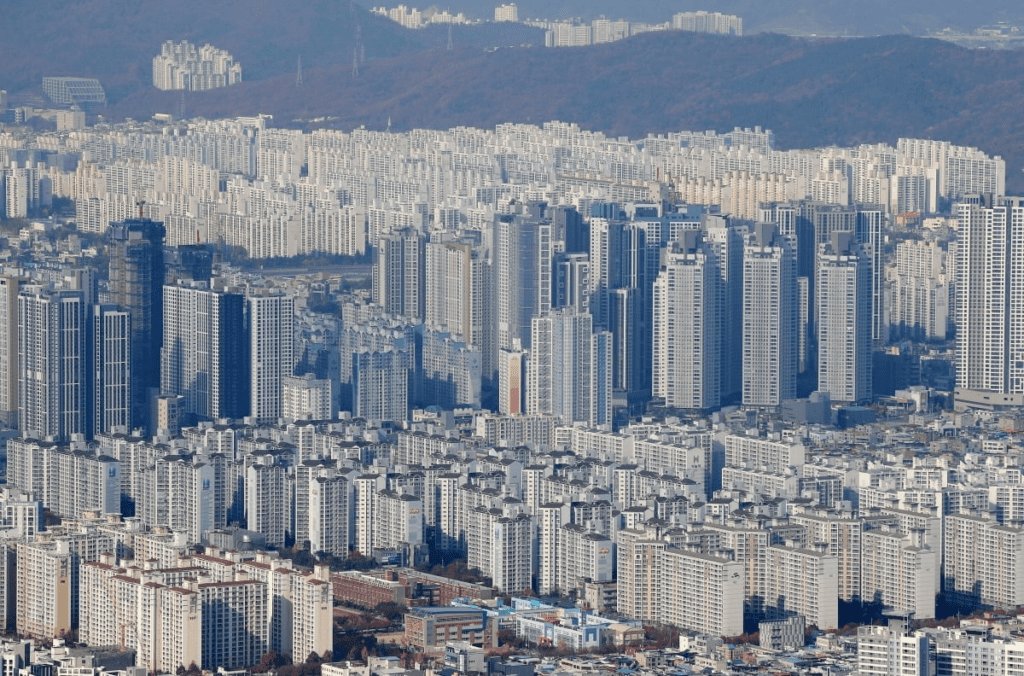 2025년 2월 18일 한국 아파트 시장 동향 수도권 과열 vs. 지방 침체, 양극화 심화