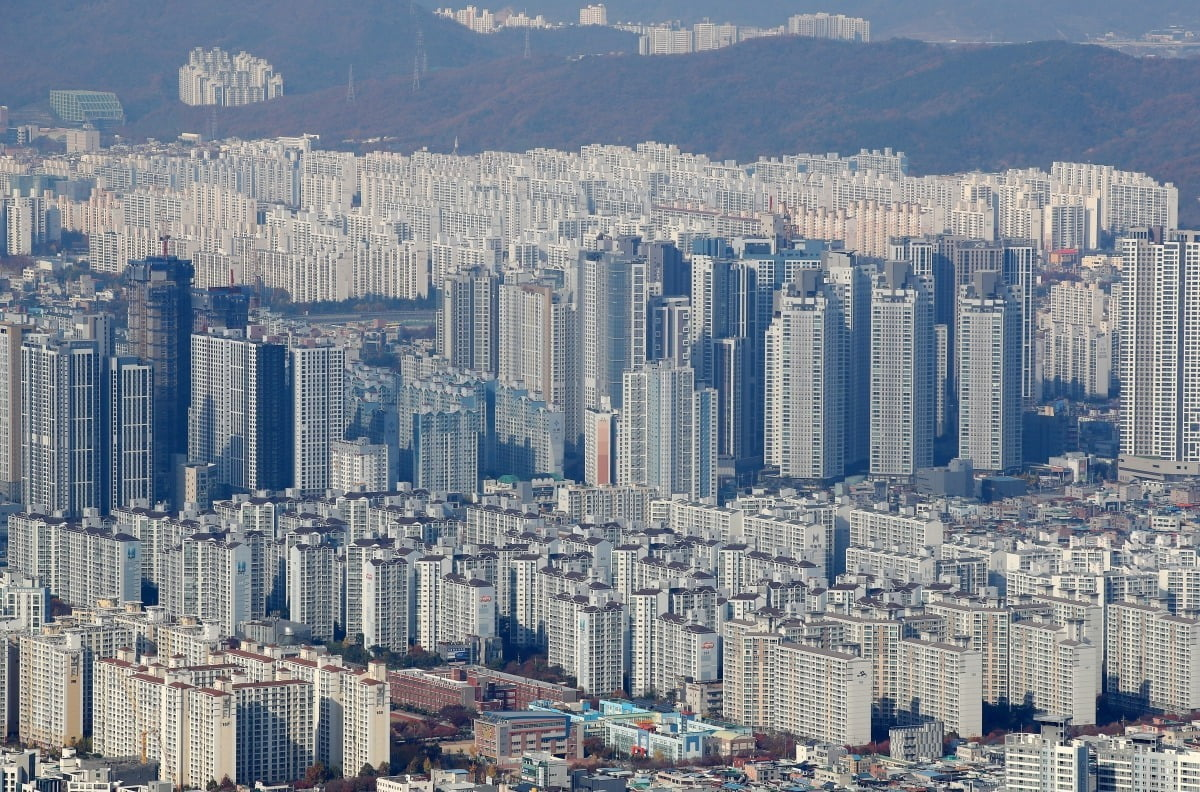 2025년 2월 18일 한국 아파트 시장 동향 수도권 과열 vs. 지방 침체, 양극화 심화